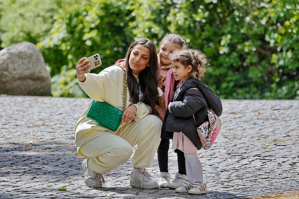 Mère et ses enfants prenant un selfie