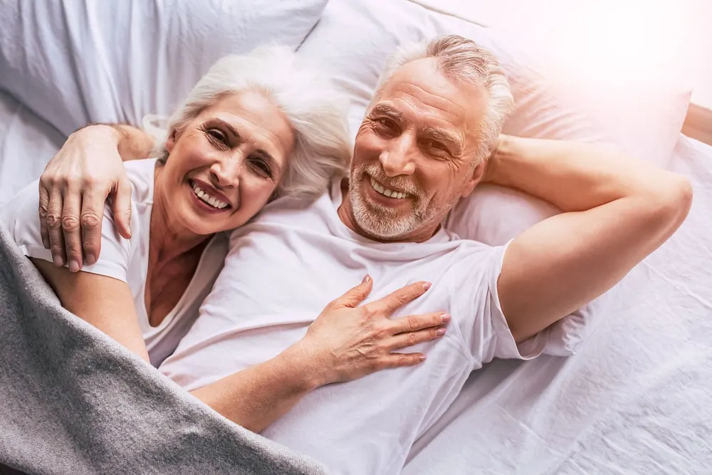 Couple de seniors détendu à la maison