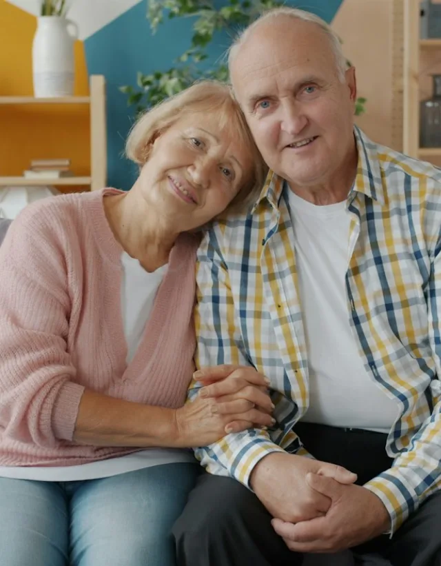 Couple de seniors souriant, heureux et couvert par une mutuelle santé adaptée