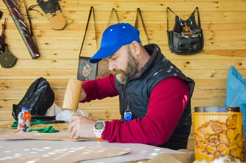 Artisan travaillant dans son atelier