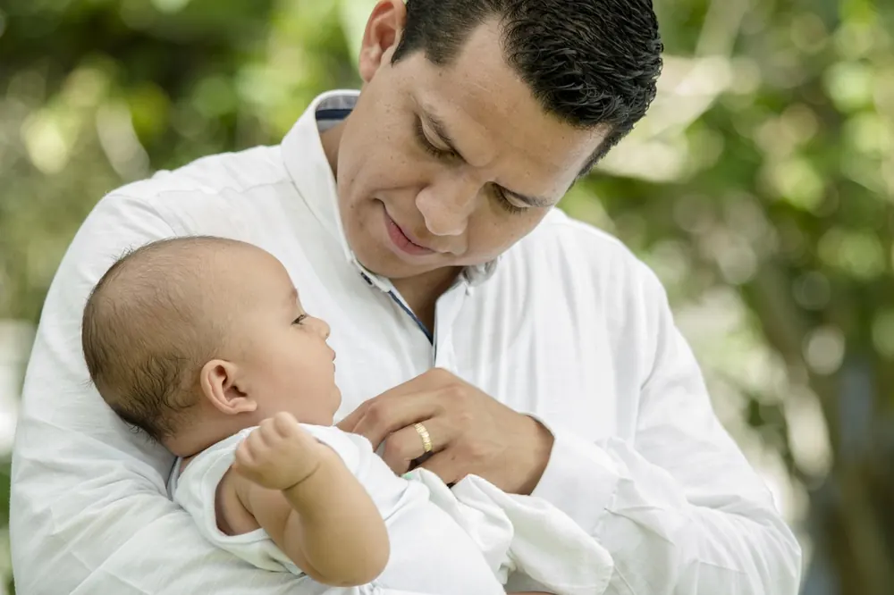 Père tenant son bébé contre lui