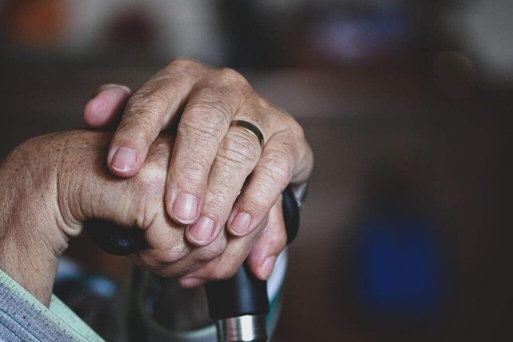 Aide à domicile après hospitalisation : ce que prévoit la mutuelle